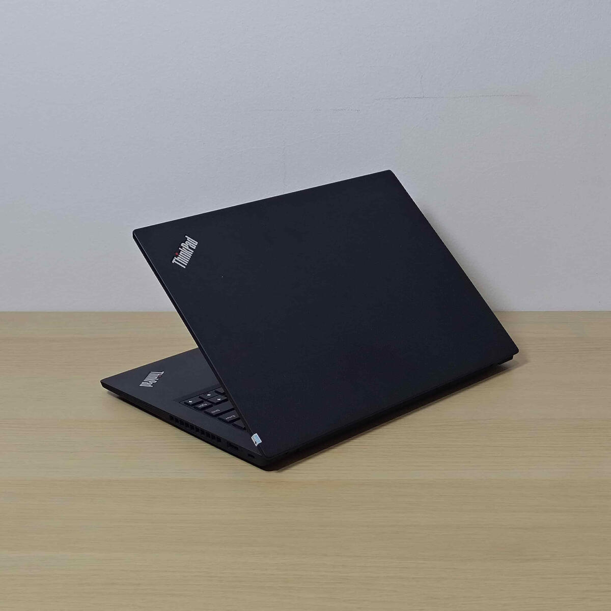X13 Belakang Kiri Butik Laptop